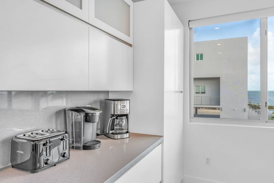 Kitchen - Toaster Keurig and Drip