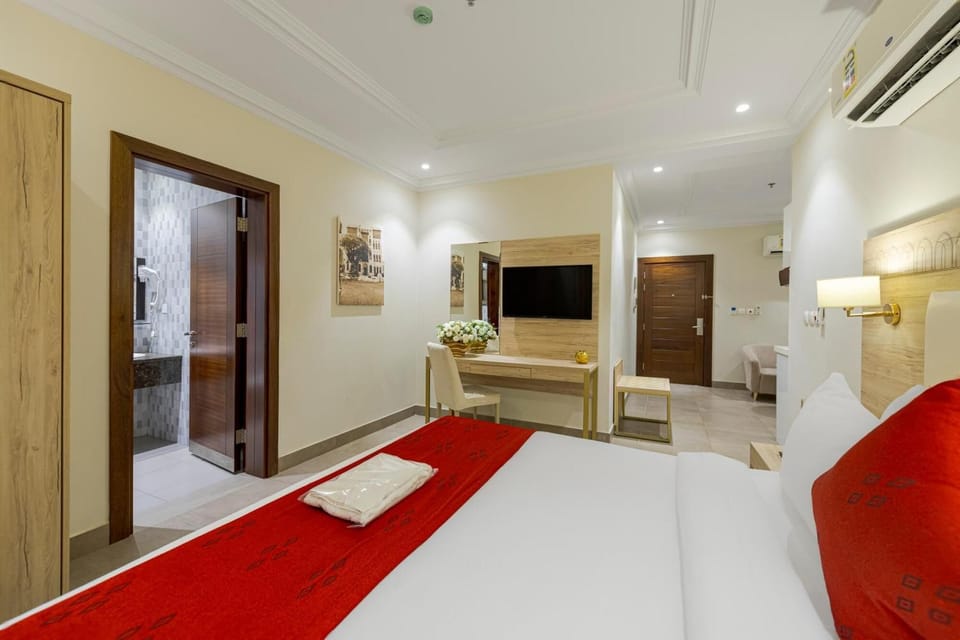 Desk, soundproofing, free WiFi, bed sheets