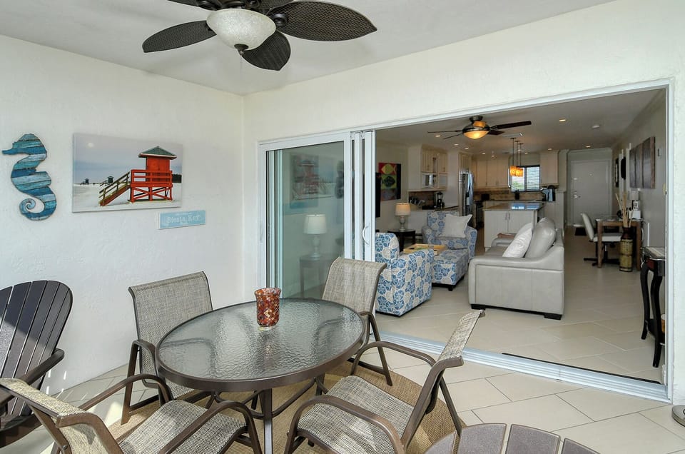Look Through - Lanai - Front Entrance