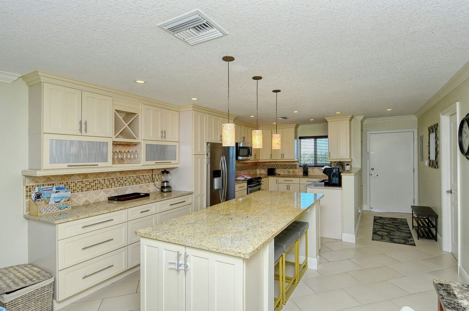 Kitchen Area - Beautiful, updated kitchen with large item and extra seating.