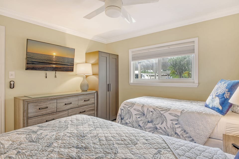 Secondary Bedroom offers a flat screen tv and 2 twin beds
