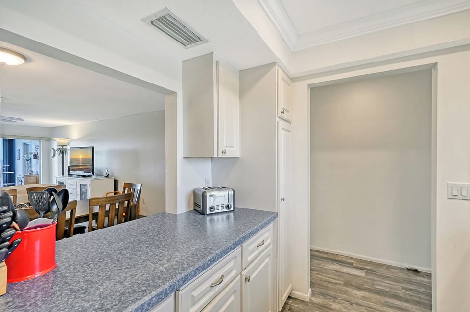 Pass Through - Large pass through to dining area.