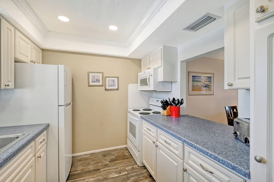 Kitchen - Bright, fully equipped kitchen.