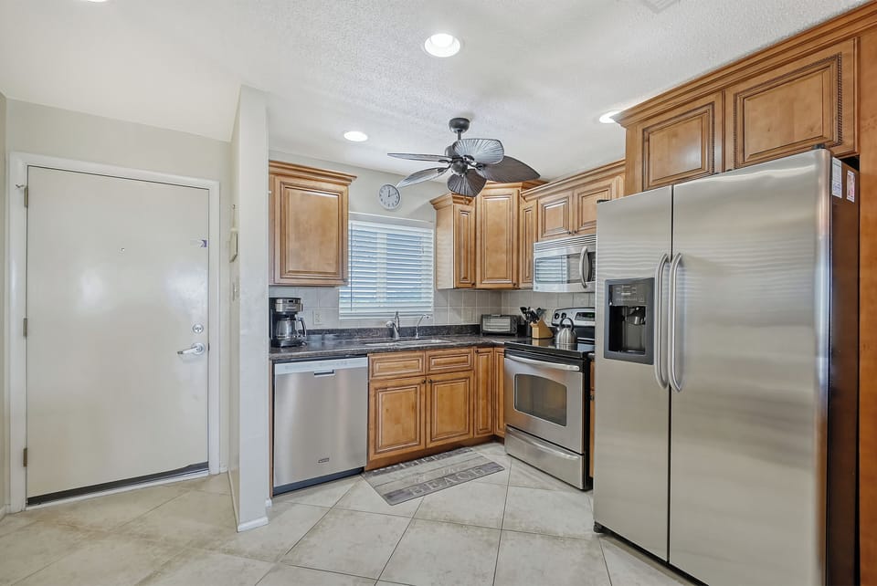 Kitchen - Granite countertops