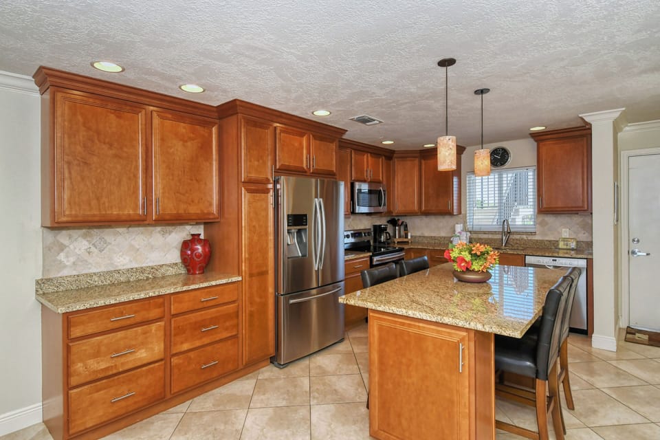 Kitchen - Granite countertops and stainless steel appliances.