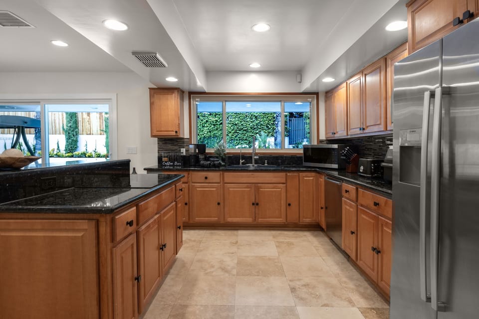 Fully equipped kitchen, Coffee and tea are also provided.