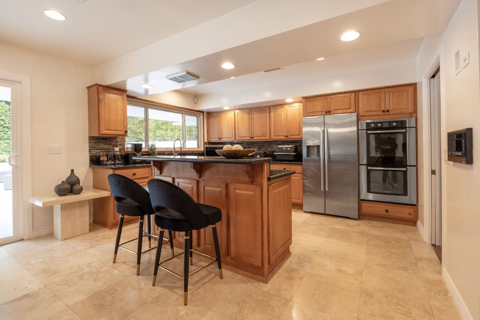 Fully equipped kitchen, Coffee and tea are also provided.