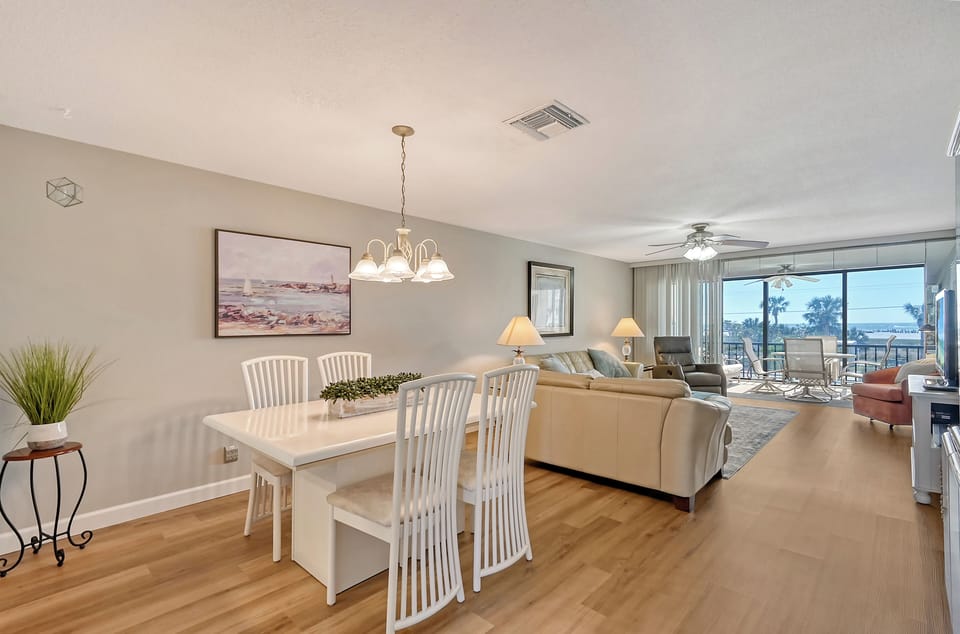 Look Through - Gulf & Siesta Key Beach views throughout