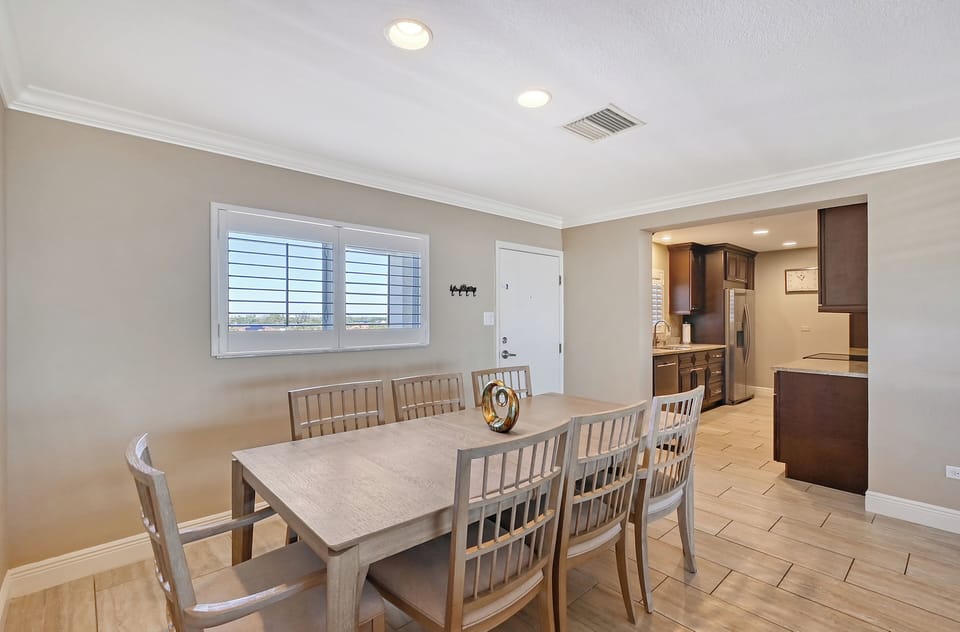 Dining Area - Dining for 8
