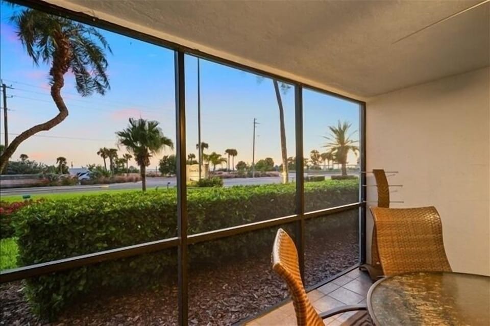 Lanai View - Views of The Gulf of Mexico and Siesta Beach
