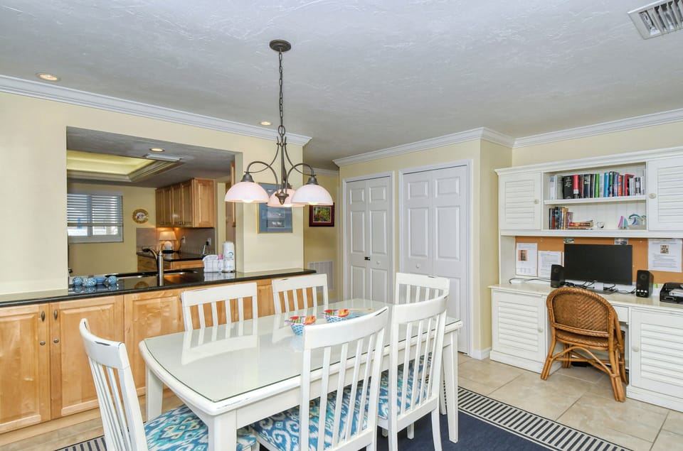 Dining Area - Dining area with seating for 6.
