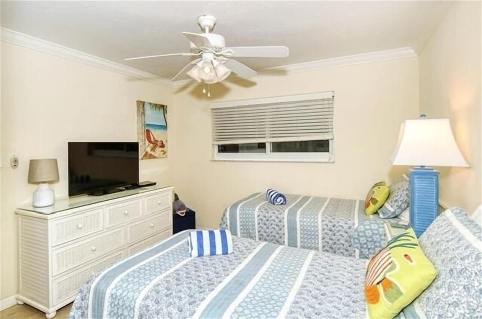 Guest Bedroom - Tasteful, coastal themed décor
