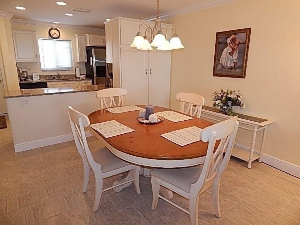 Dining Area - Seating for 4