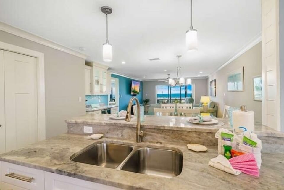 Look Through - Kitchen - Lanai