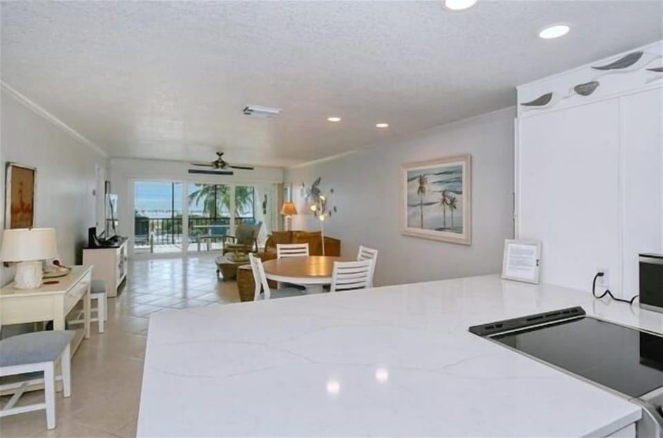 Look Through - Kitchen - Lanai