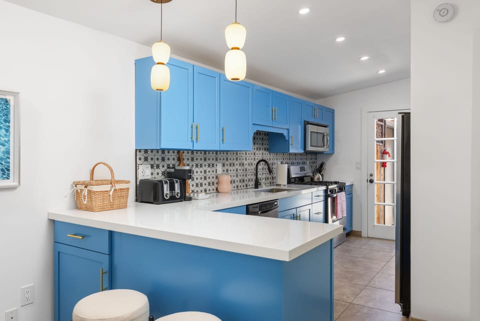 Premium Studio, Ensuite, Pool View (Room 3: The Bowie Suite) | Private kitchen | Microwave, coffee/tea maker, toaster, cookware/dishes/utensils