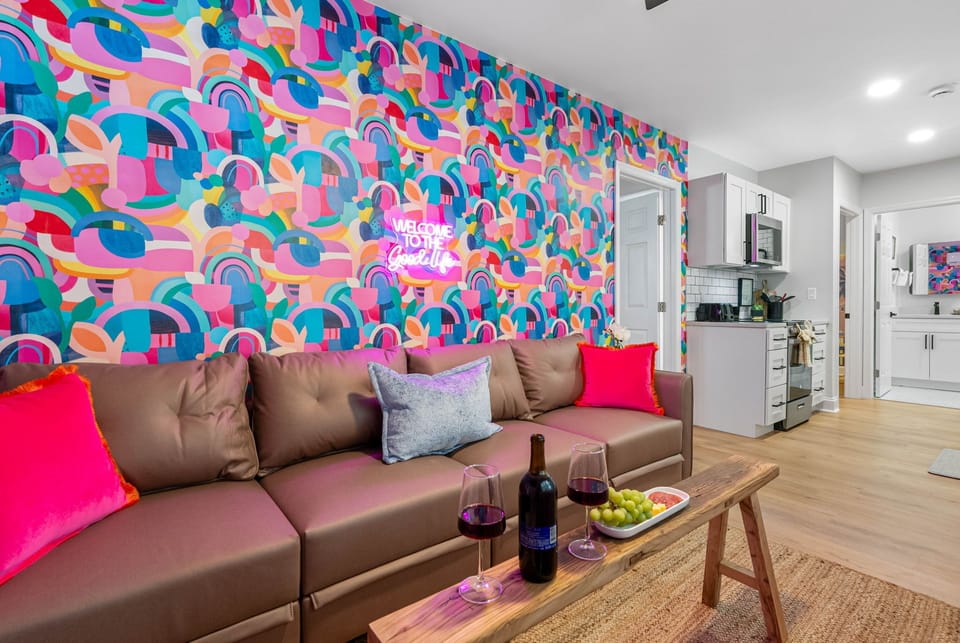 Bright, cheerful accents are artfully scattered throughout the room, creating a lively and inviting ambiance.