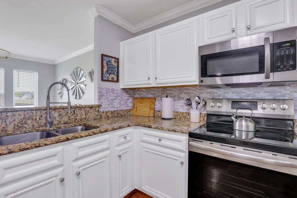 Full Kitchen: Granite countertops, dishwasher, oven, microwave, Keurig and more!