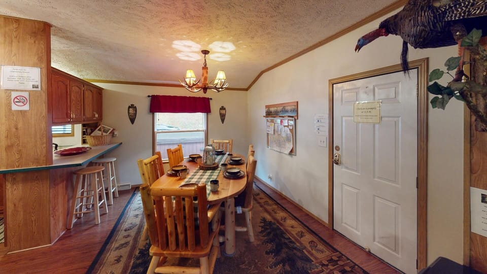 Dining table / 2 bar stools