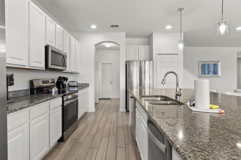 Huge Chef Kitchen w/ 2 fridge/freezers and all you need to cook for your guests
