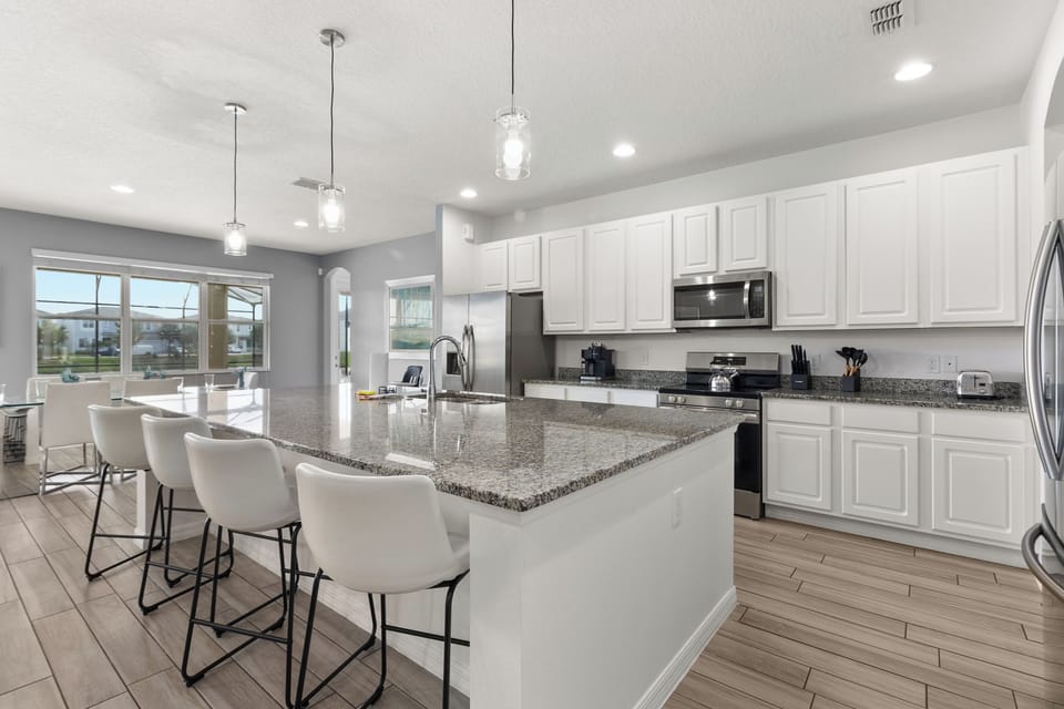 Huge Chef Kitchen w/ 2 fridge/freezers and all you need to cook for your guests