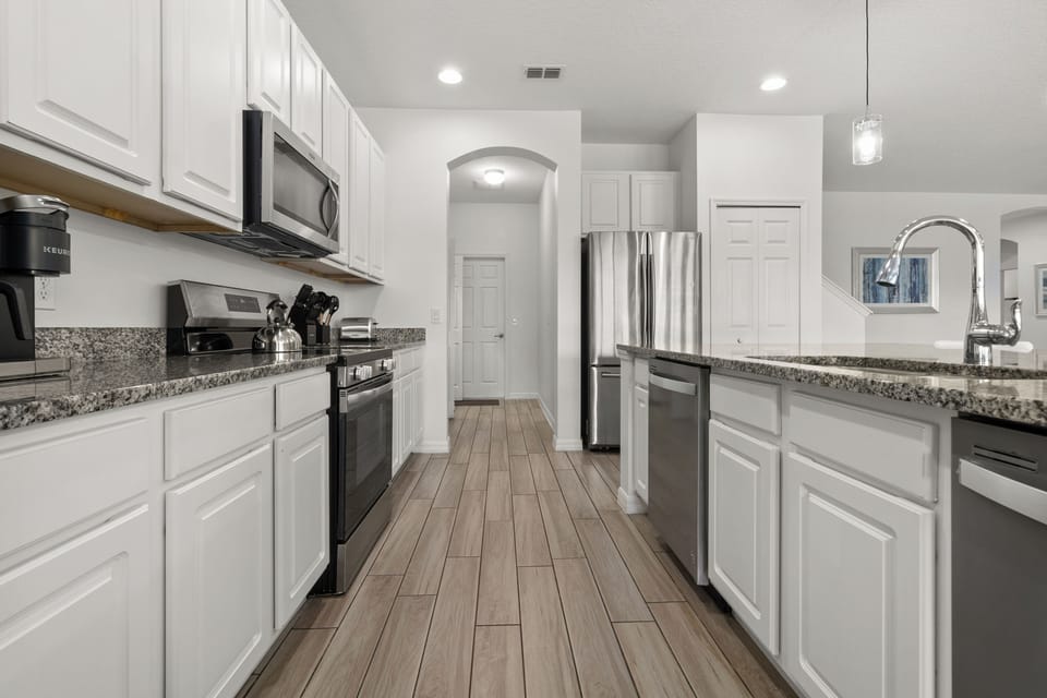 Huge Chef Kitchen w/ 2 fridge/freezers and all you need to cook for your guests