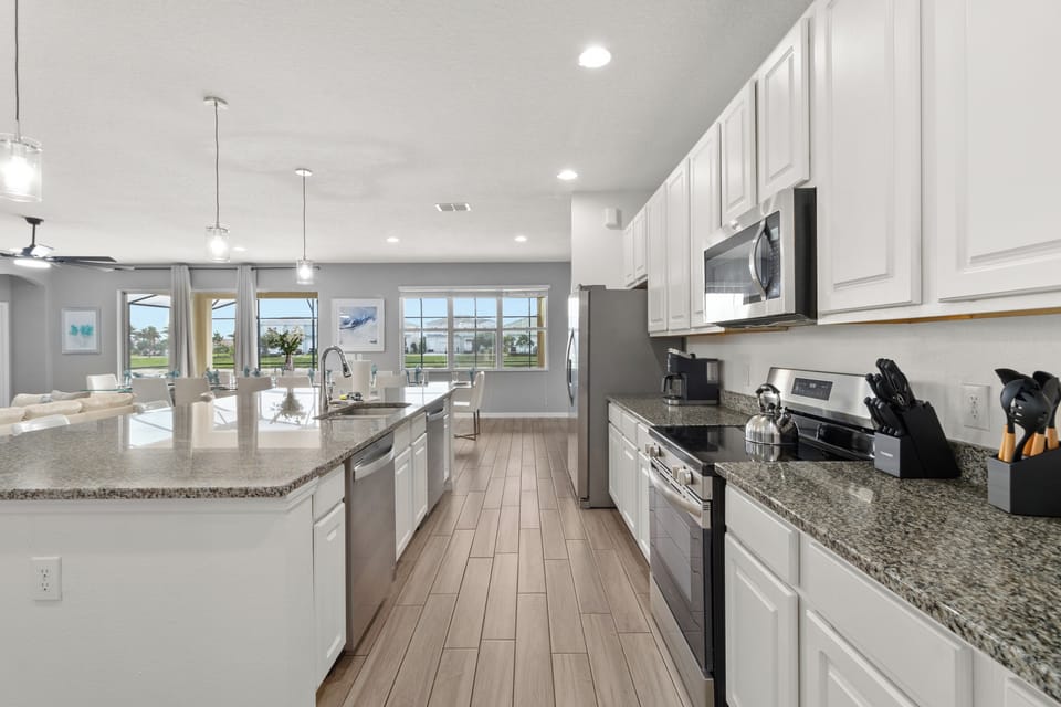 Huge Chef Kitchen w/ 2 fridge/freezers and all you need to cook for your guests