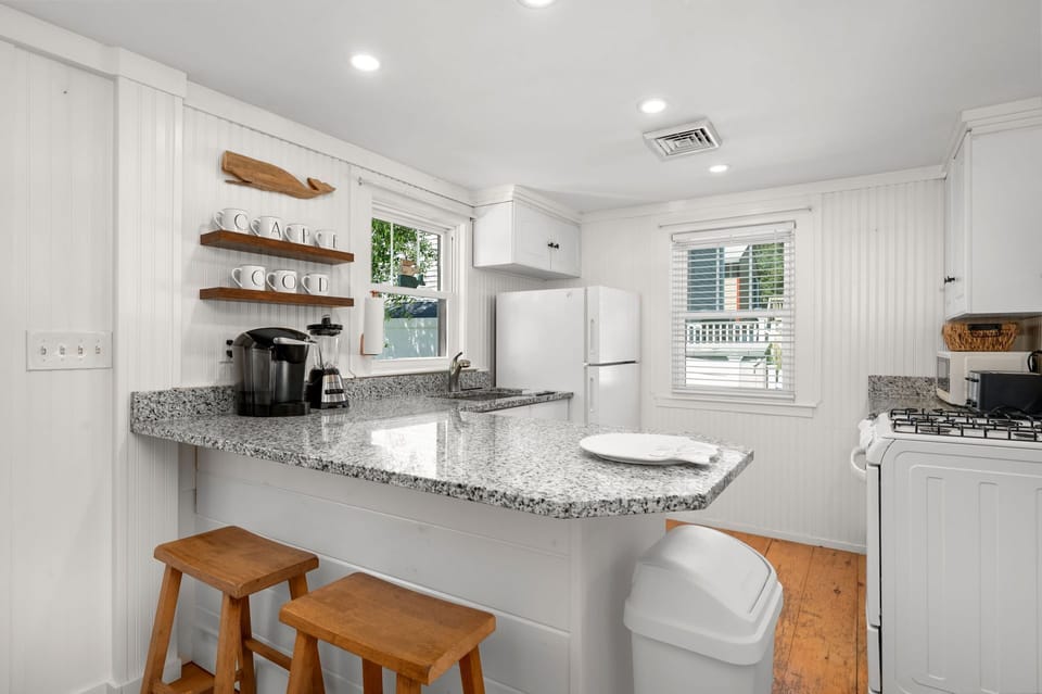 Counter top seating in kitchen