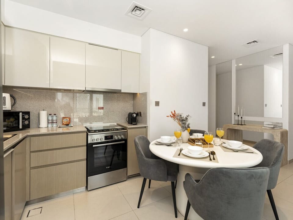 Fully equipped kitchen and dining area