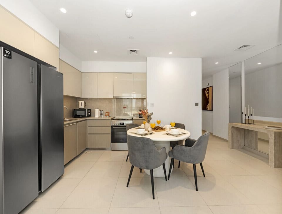 Fully equipped kitchen and dining area
