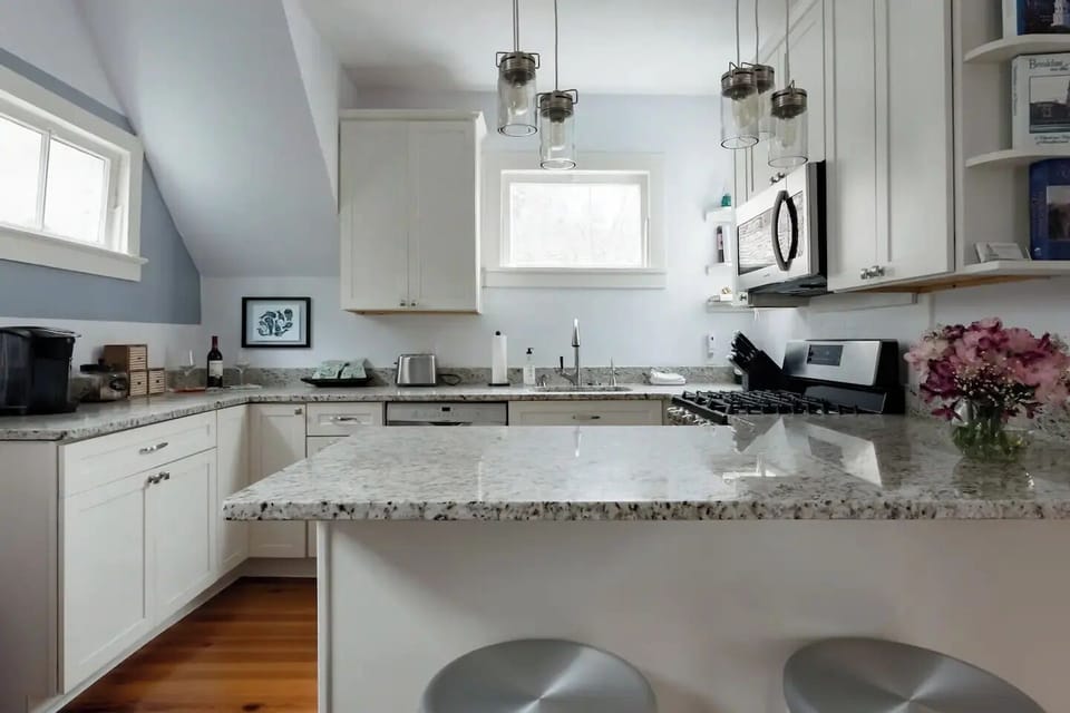 Large counter space, full kitchen