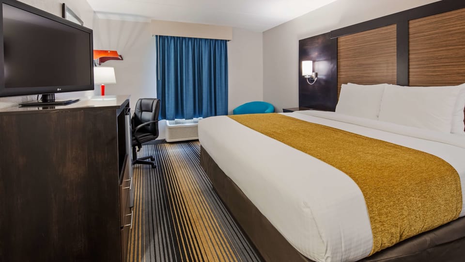 In-room safe, desk, laptop workspace, blackout drapes