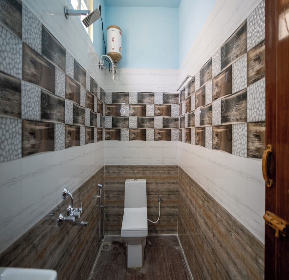 Deluxe Apartment | Bathroom | Shower, rainfall showerhead, towels