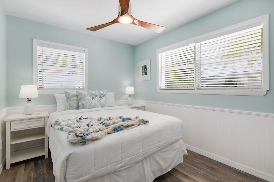 Guest bedroom with queen bed