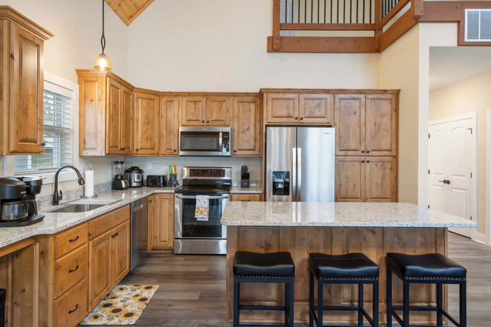 Full Kitchen with stainless appliance and Breakfast Bar