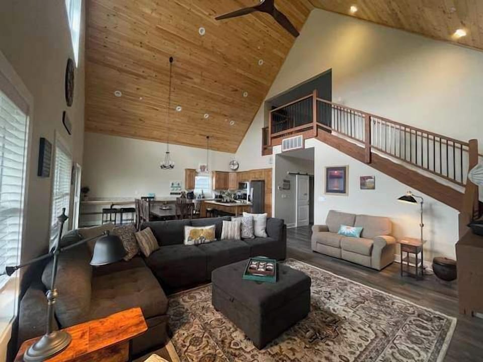 Main floor living room with Duel Recliner 