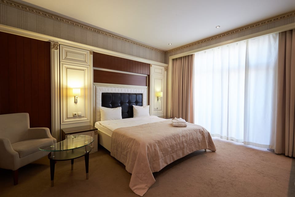 Deluxe Room, 1 King Bed | Minibar, in-room safe, desk, blackout drapes