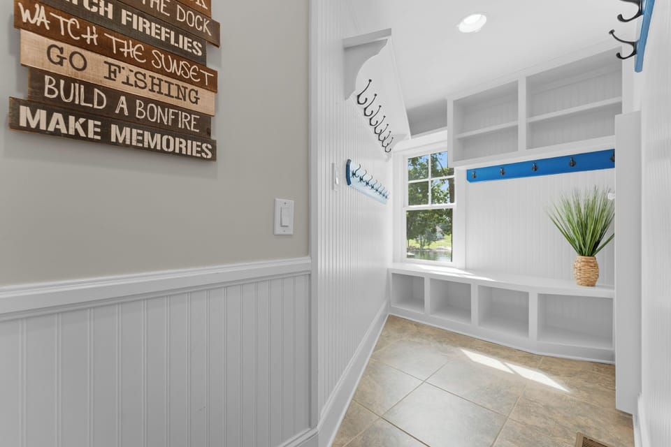 Drop zone perfect to keep all the guests items organized. 