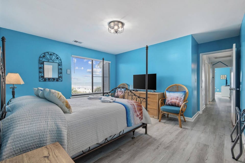 Guest Bedroom with Queen Size Bed and Ocean Views!