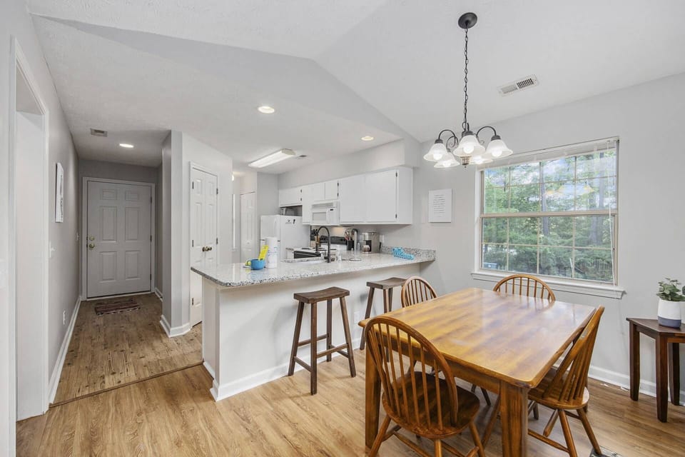 Dining area and Breakfast Bar