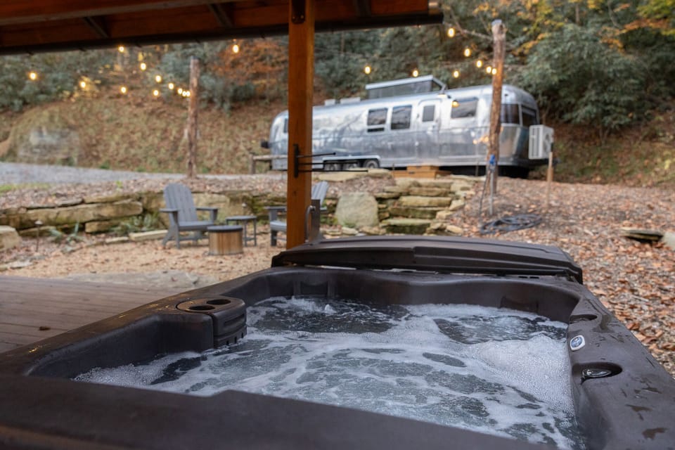 Gorgeous Airstream with hot tub and private deck 
