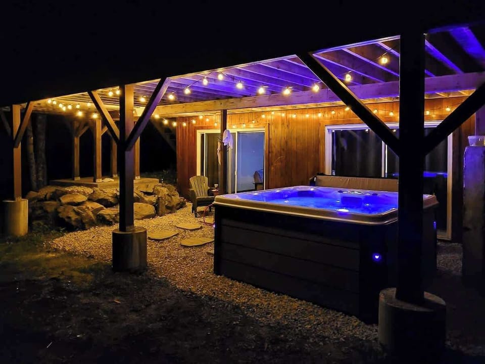 Year-round heated spa. - Spa ouvert à l'année et chauffé.