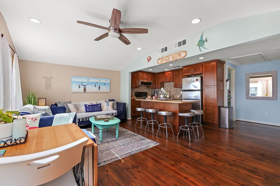 Nice big kitchen island with plenty of extra seats!