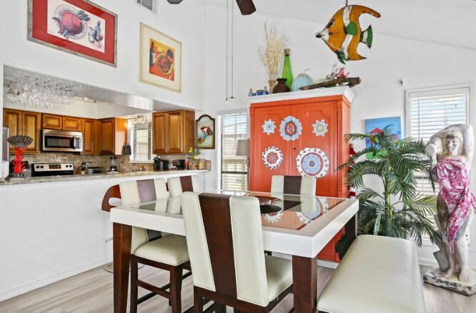 Nice comfortable dining room for enjoying a meal with friends and family.