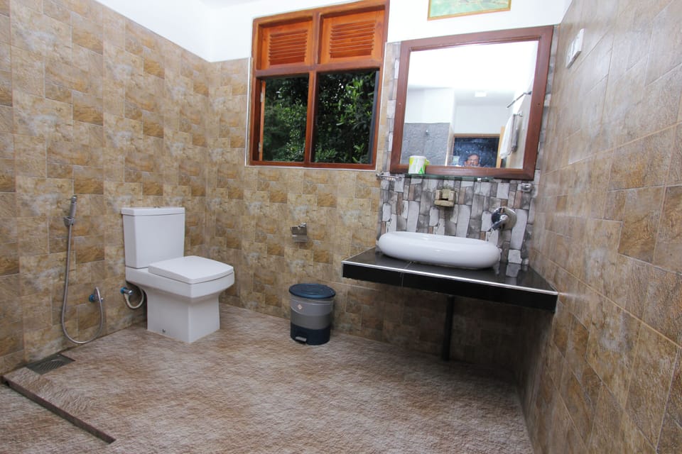 Shower, rainfall showerhead, free toiletries, hair dryer