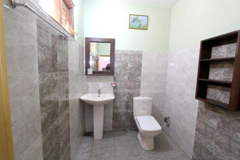 Shower, rainfall showerhead, free toiletries, hair dryer