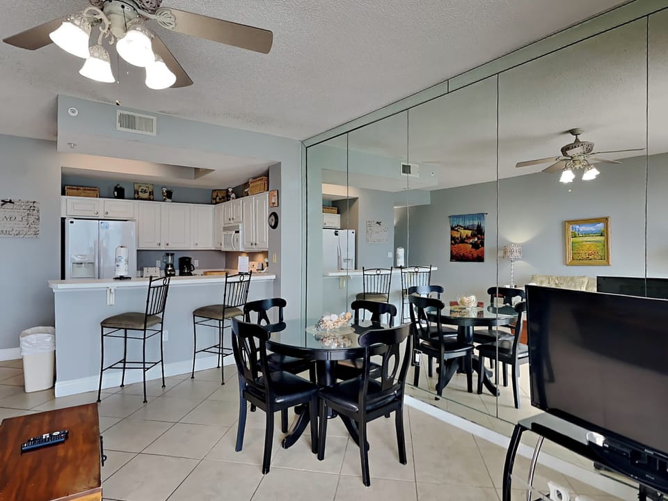 Dining Area and Breakfast Bar