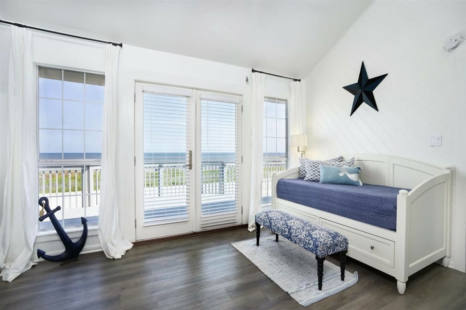 Day Bed in living area, with a view!.
