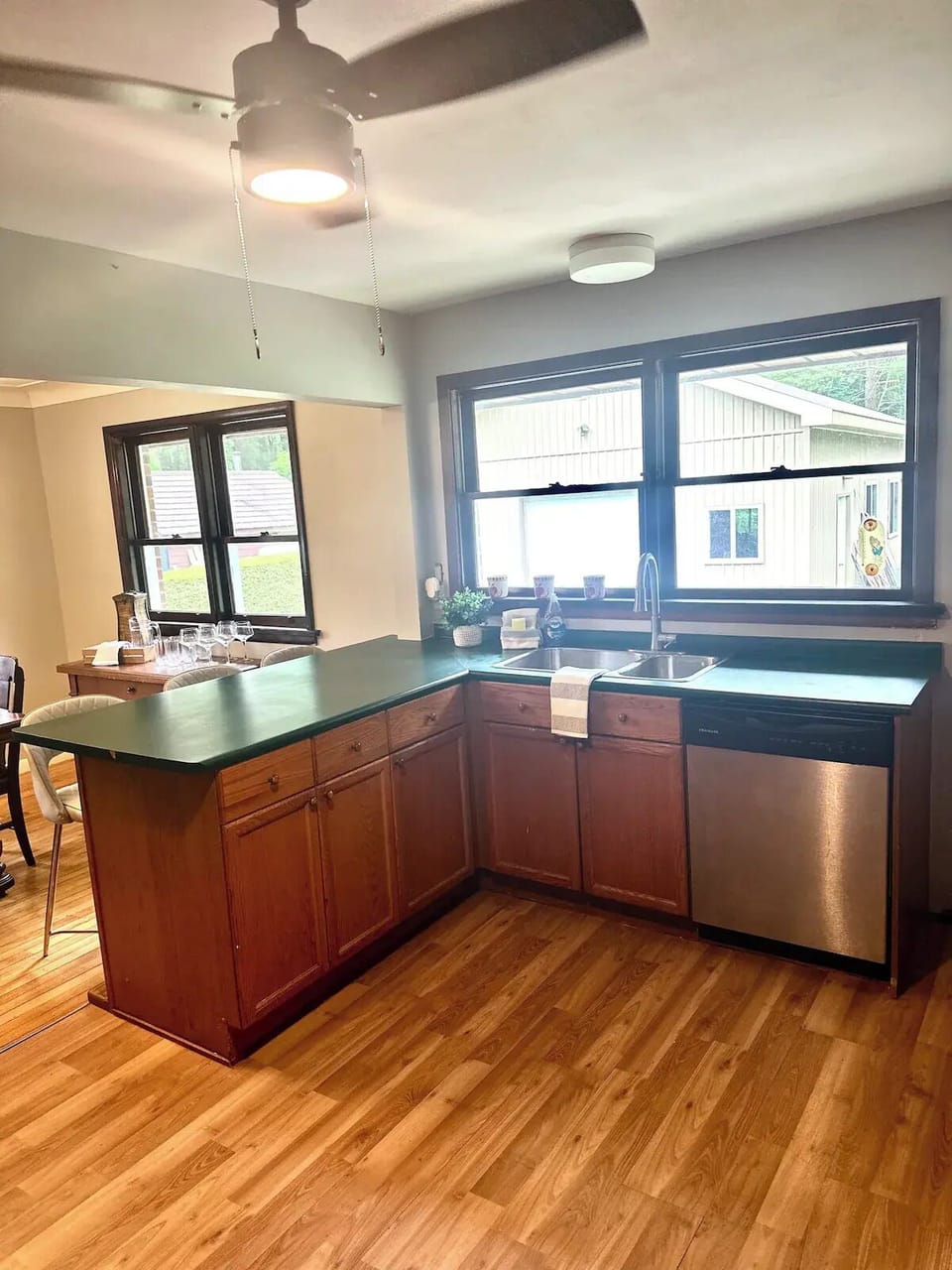 Kitchen with 3 additional island chairs