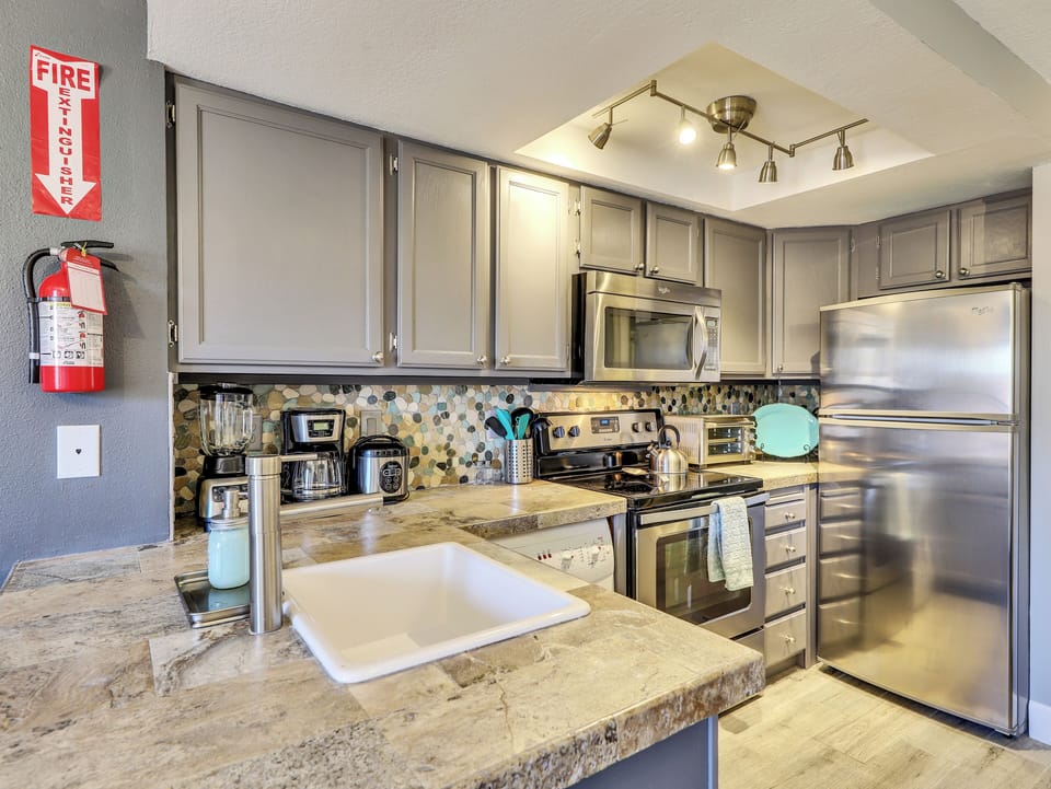 Kitchen Kitchen Stainless Steel Refrigerator, Microwave/Range, Electric Stove/Oven, Upgraded Cabinetry, Combination Washer/Dryer, Coffee Maker, Crock Pot, Blender, Upgraded Countertops & Backsplash